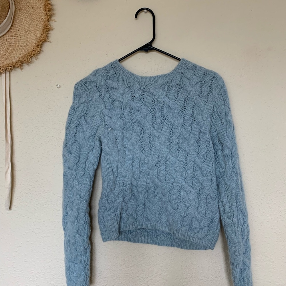 Beautiful WOOL cable knit sweater, fits small 🩵🐑
